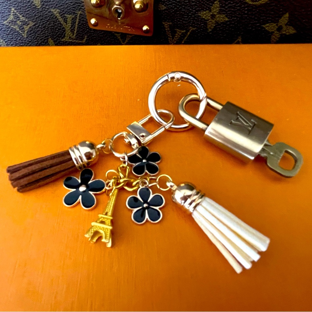 Louis Vuitton brass lock and key #303 with unbranded keychain